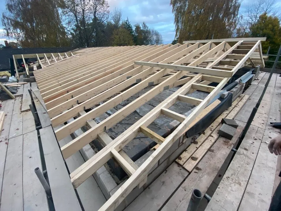 a roof that is being built on a house